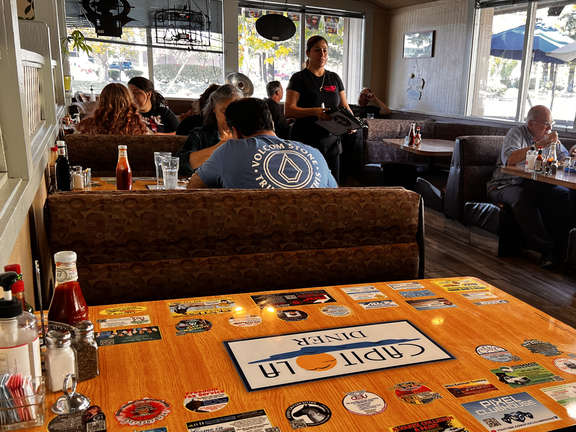 DiningAreaWithWaiter