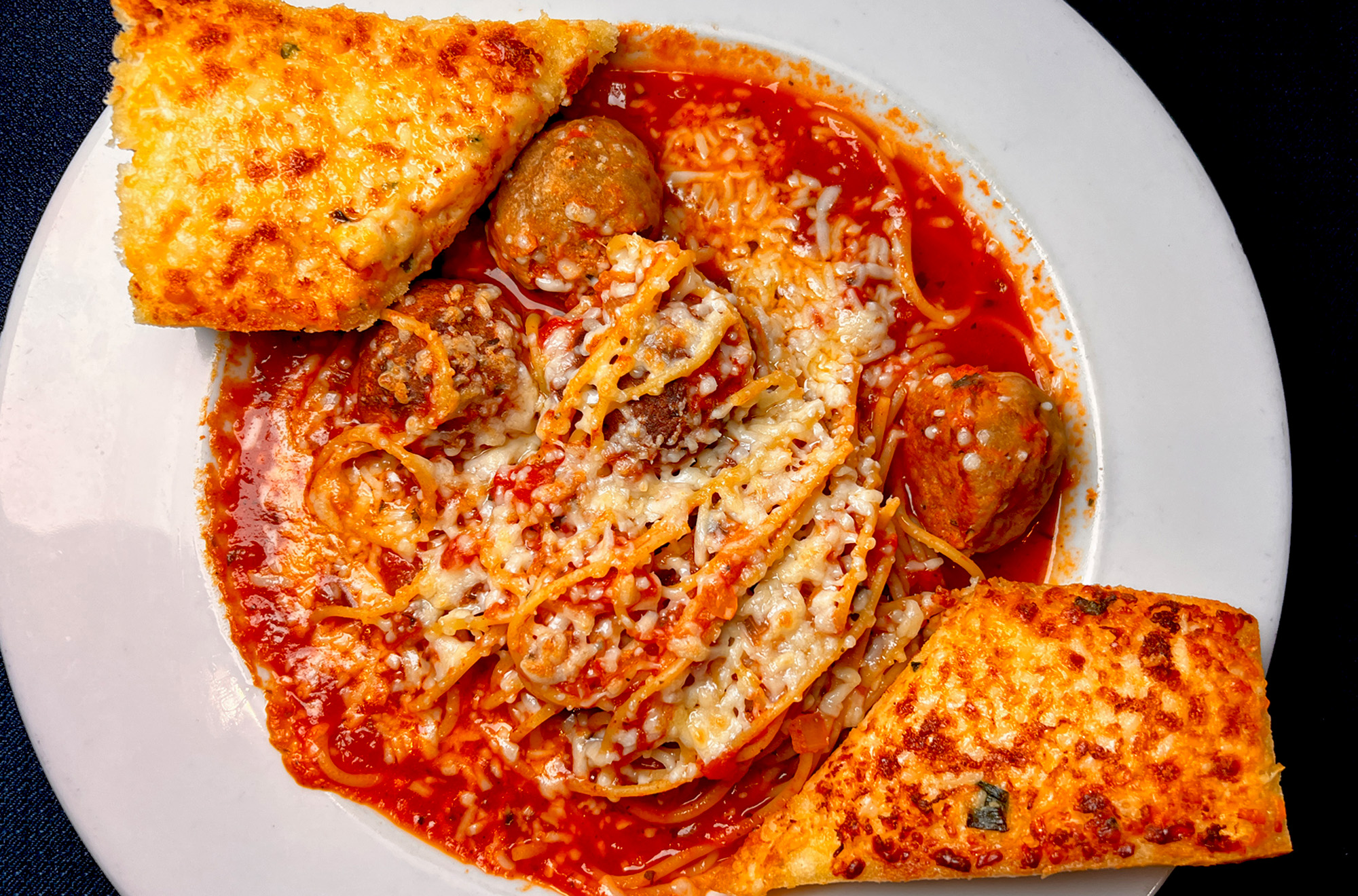 Spagetti-Meatballs-Garlicbread-Closeup